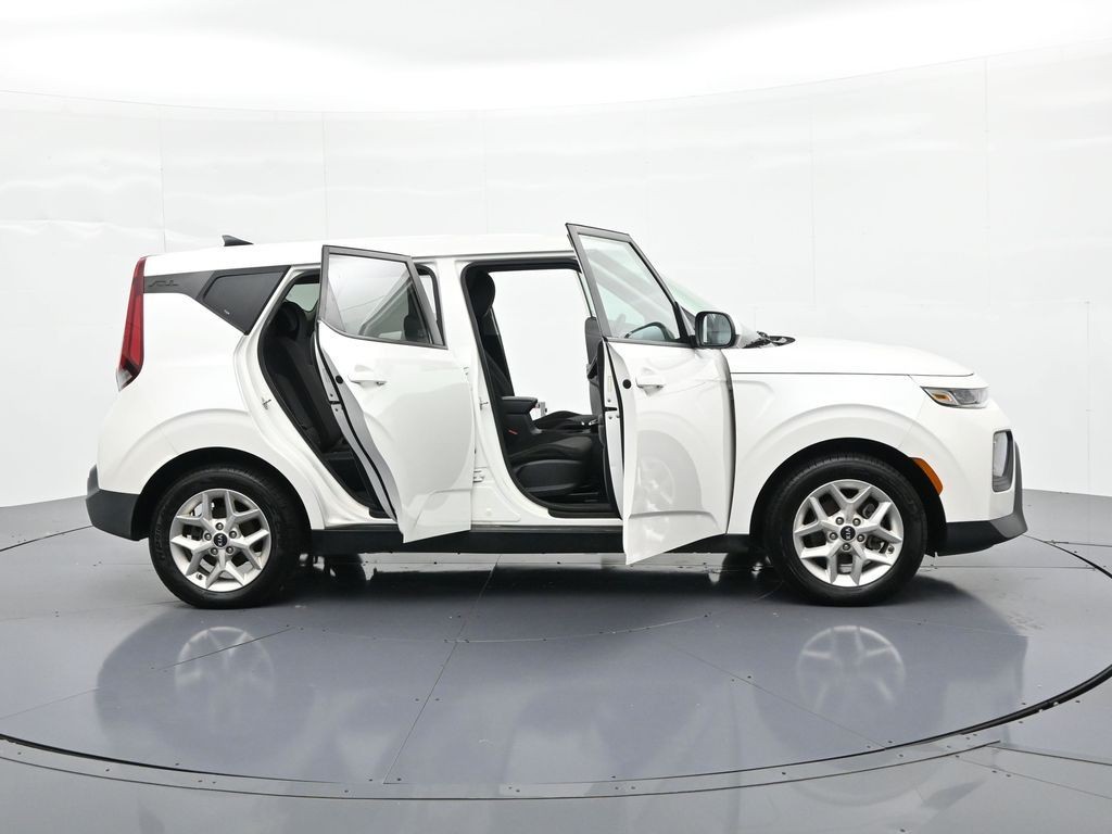 Kia Soul Vehicle Full-screen Gallery Image 22
