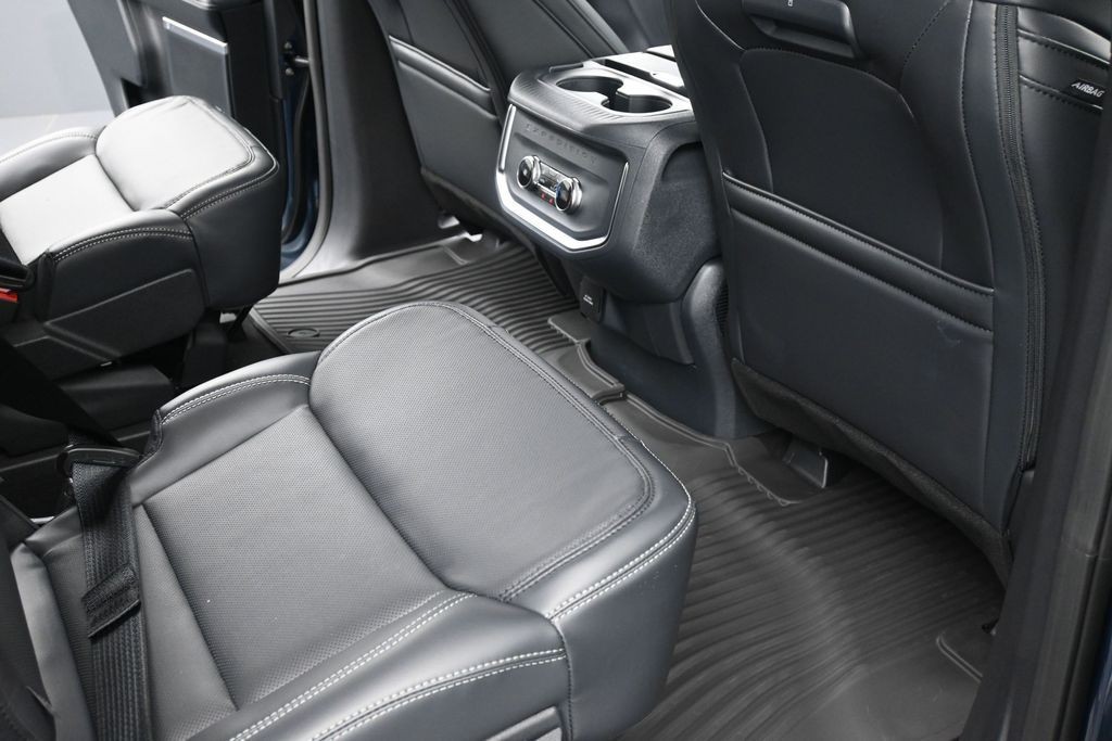Ford Expedition Vehicle Full-screen Gallery Image 10