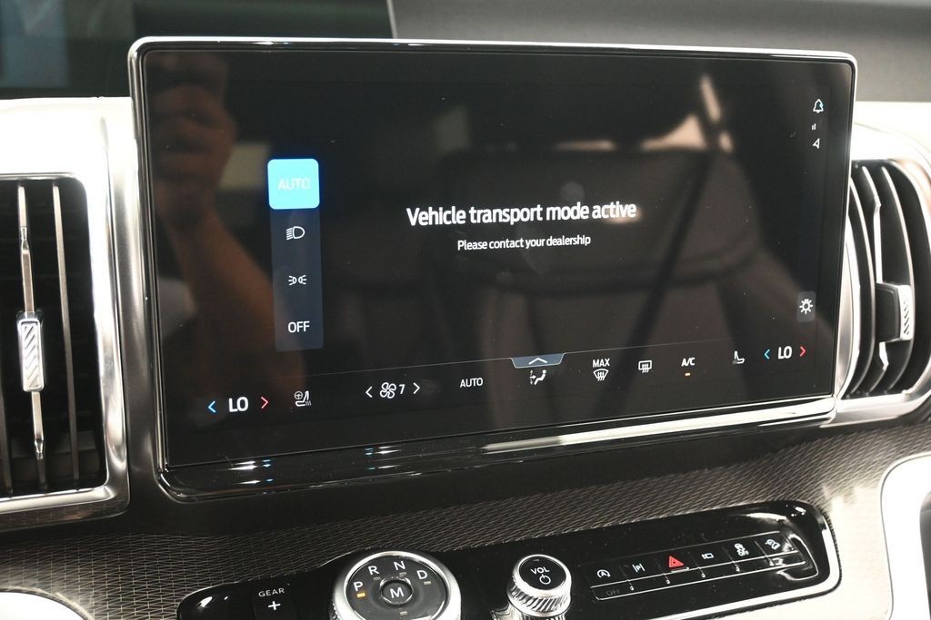 Ford Expedition Vehicle Full-screen Gallery Image 11