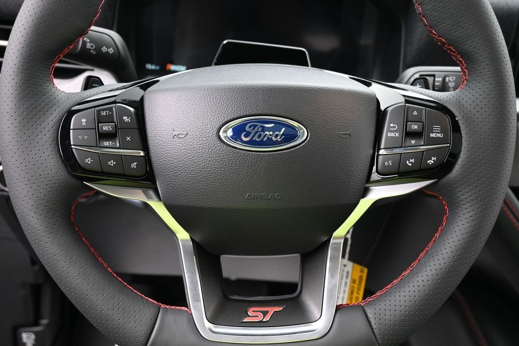 Ford Explorer Vehicle Full-screen Gallery Image 13