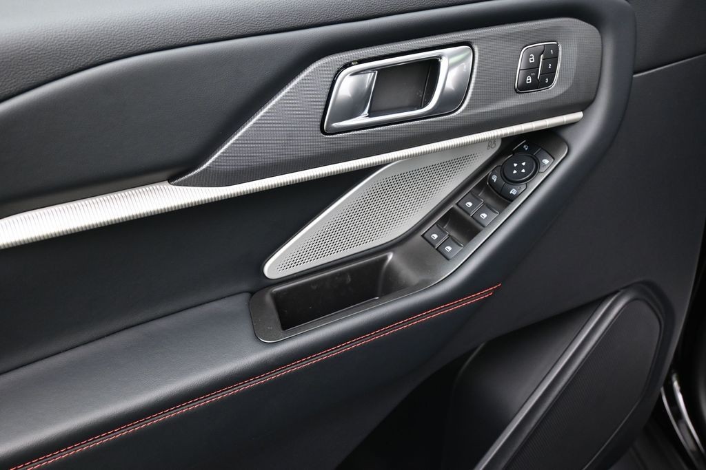 Ford Explorer Vehicle Full-screen Gallery Image 15