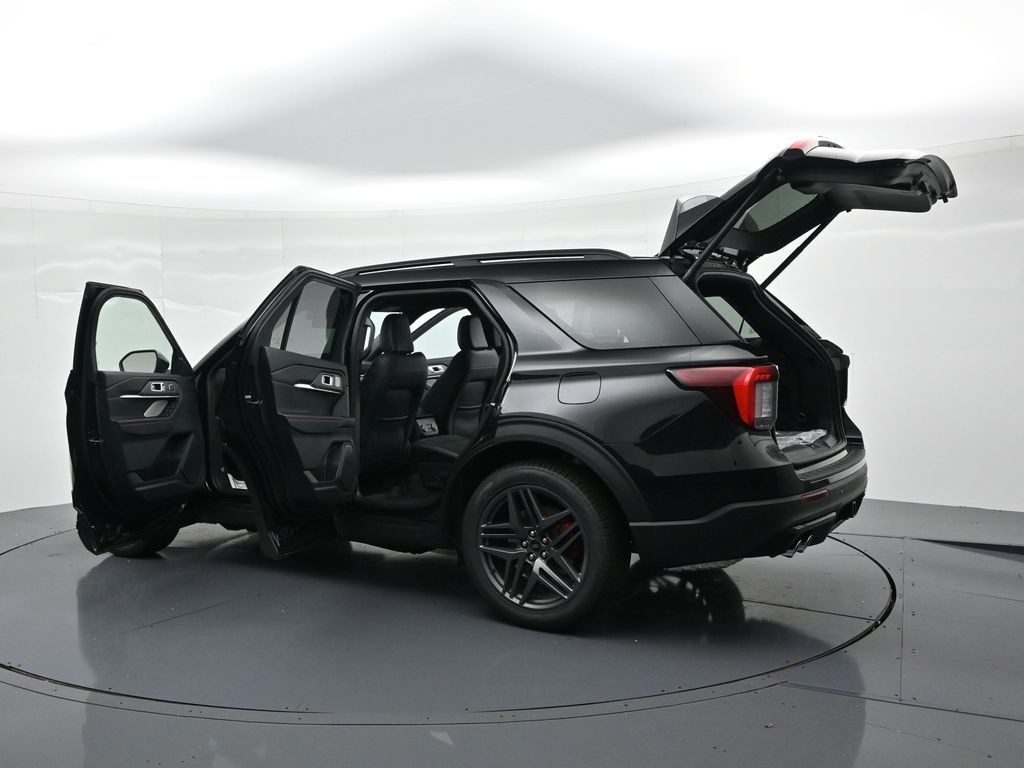 Ford Explorer Vehicle Full-screen Gallery Image 26