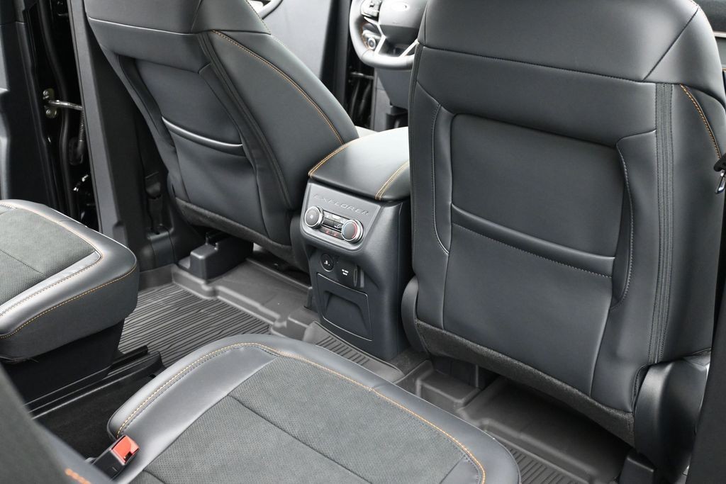 Ford Explorer Vehicle Full-screen Gallery Image 10