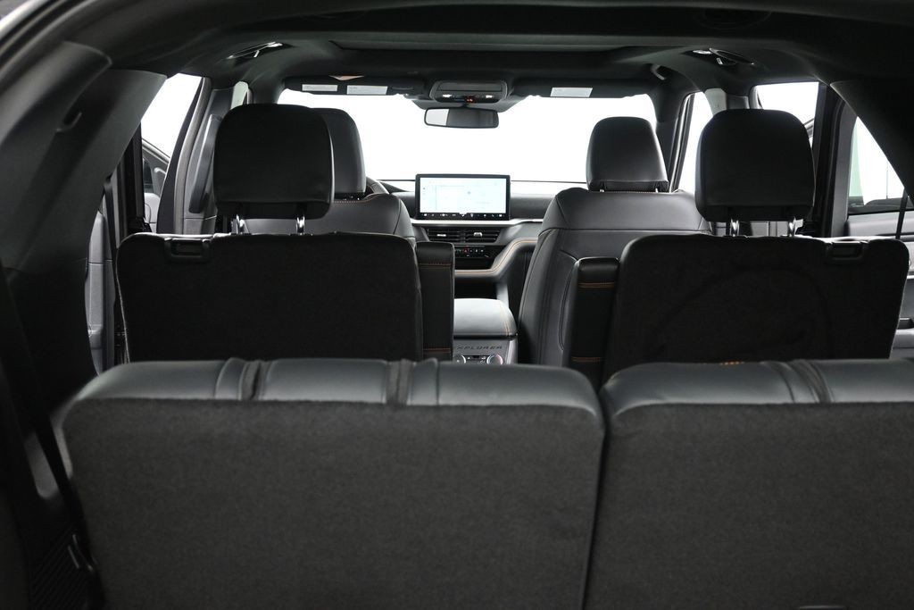 Ford Explorer Vehicle Full-screen Gallery Image 11