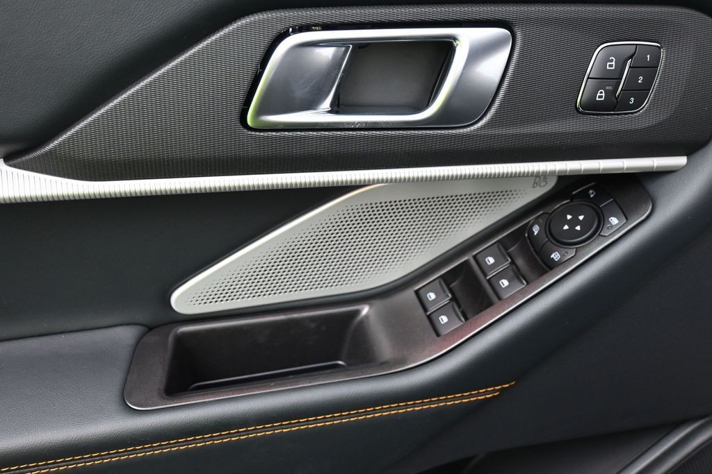 Ford Explorer Vehicle Full-screen Gallery Image 12