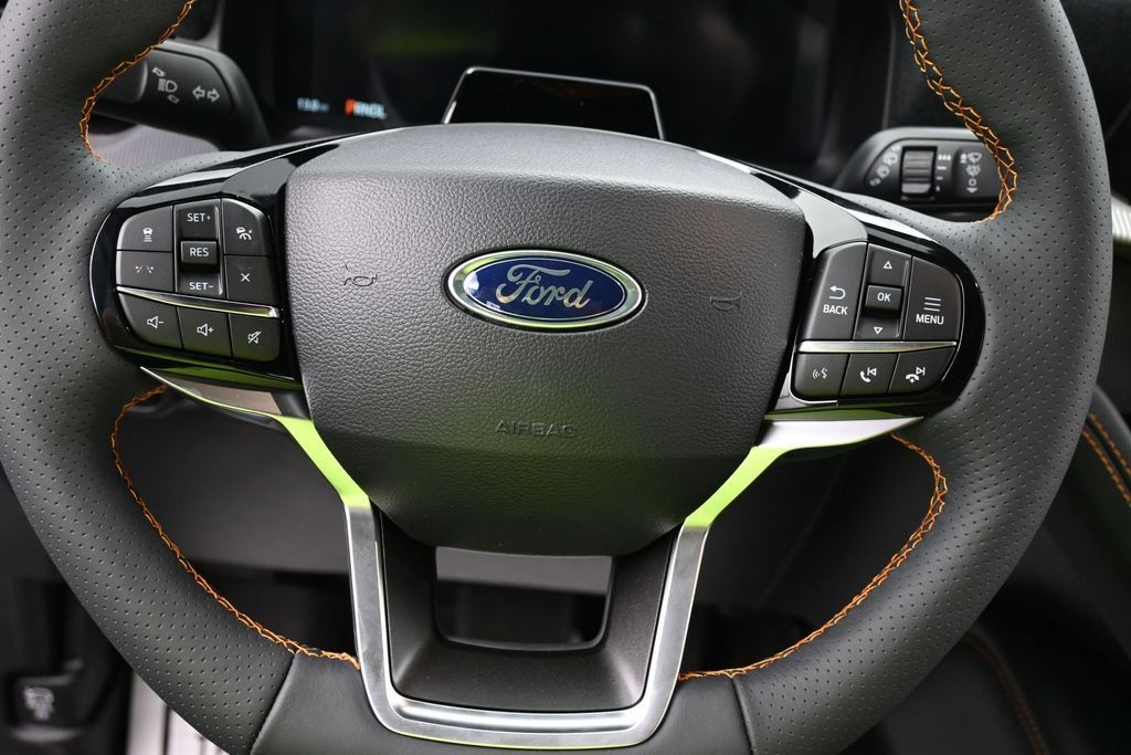 Ford Explorer Vehicle Full-screen Gallery Image 16