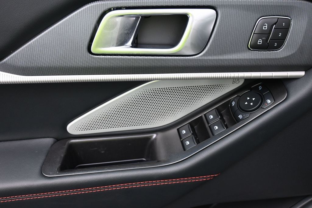 Ford Explorer Vehicle Full-screen Gallery Image 14