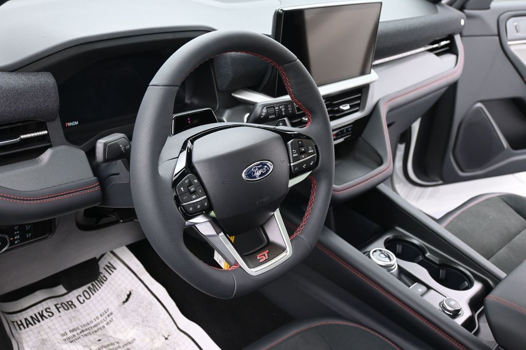 Ford Explorer Vehicle Full-screen Gallery Image 15