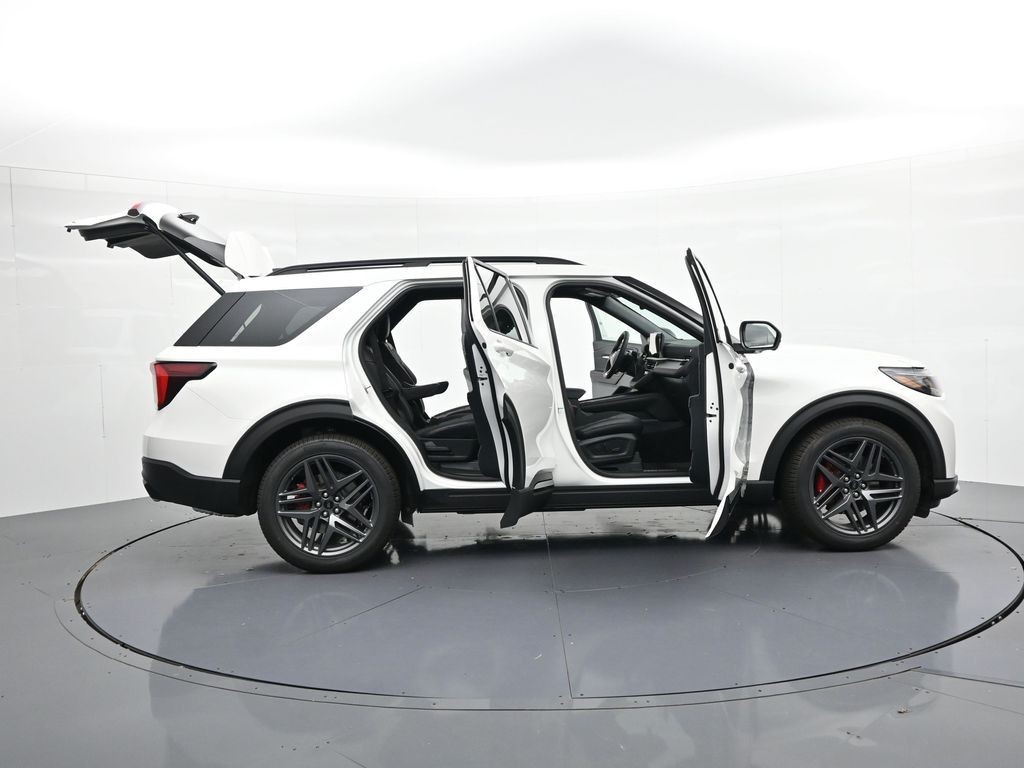 Ford Explorer Vehicle Full-screen Gallery Image 24