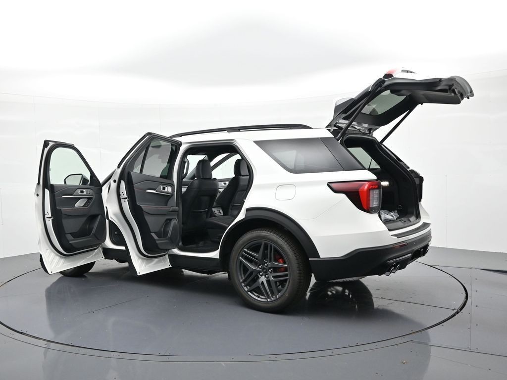 Ford Explorer Vehicle Full-screen Gallery Image 25