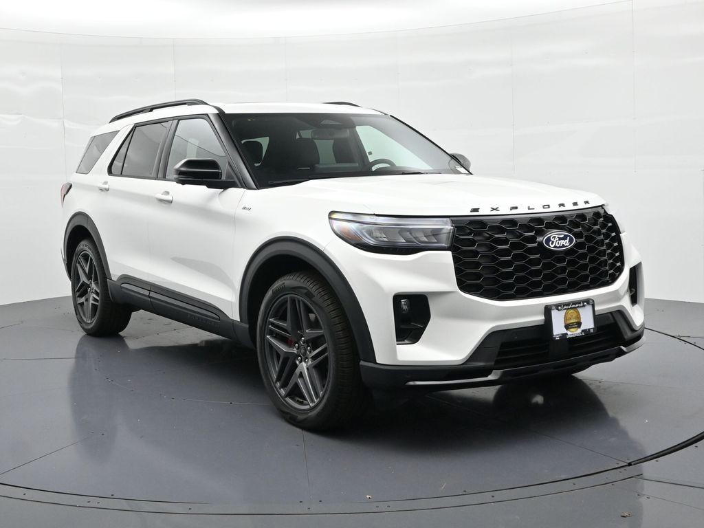 Ford Explorer Vehicle Full-screen Gallery Image 3
