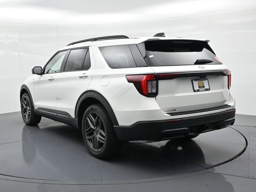 Ford Explorer Vehicle Full-screen Gallery Image 7