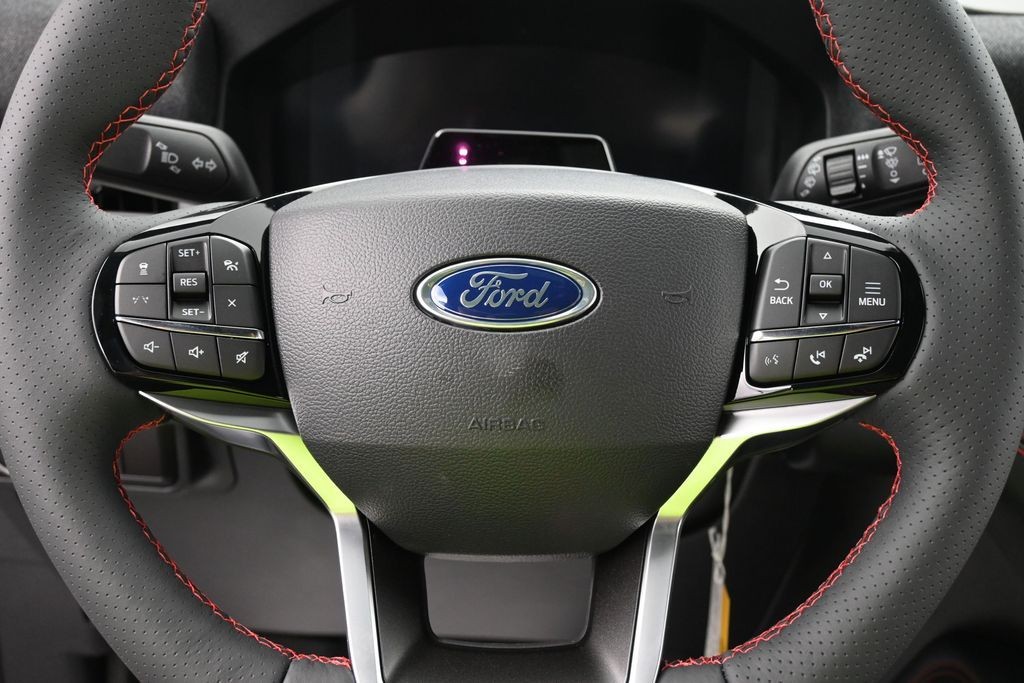 Ford Explorer Vehicle Full-screen Gallery Image 13