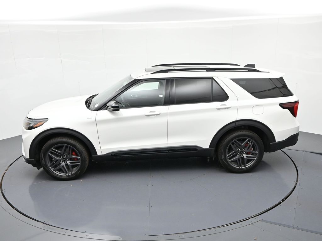 Ford Explorer Vehicle Full-screen Gallery Image 18