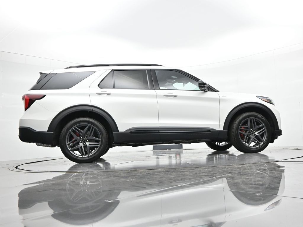 Ford Explorer Vehicle Full-screen Gallery Image 22