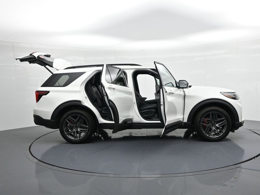 Ford Explorer Vehicle Full-screen Gallery Image 23