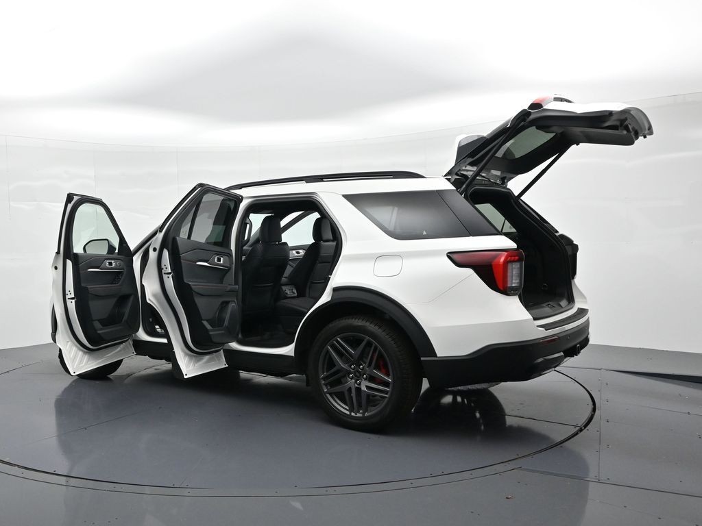 Ford Explorer Vehicle Full-screen Gallery Image 24