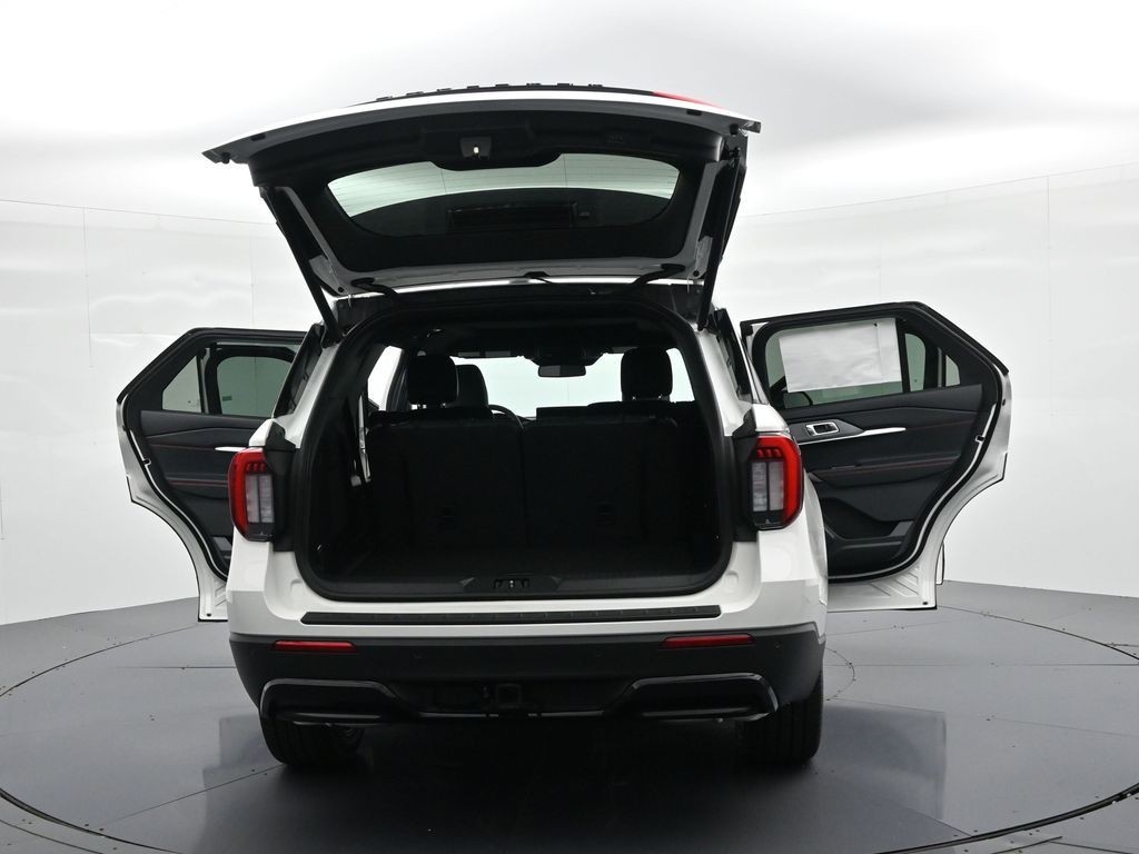 Ford Explorer Vehicle Full-screen Gallery Image 26