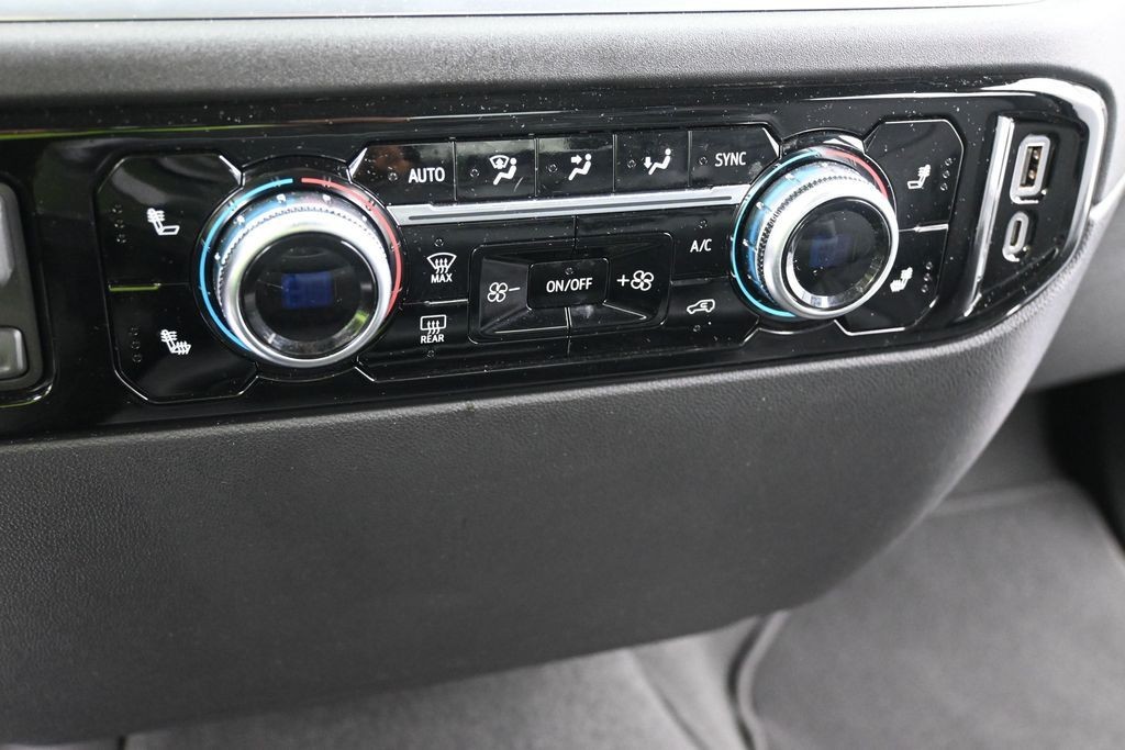 GMC Sierra 1500 Vehicle Full-screen Gallery Image 12