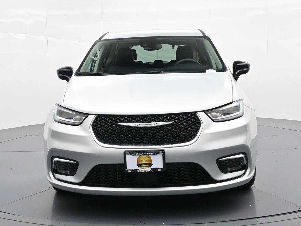 Chrysler Pacifica Vehicle Full-screen Gallery Image 3