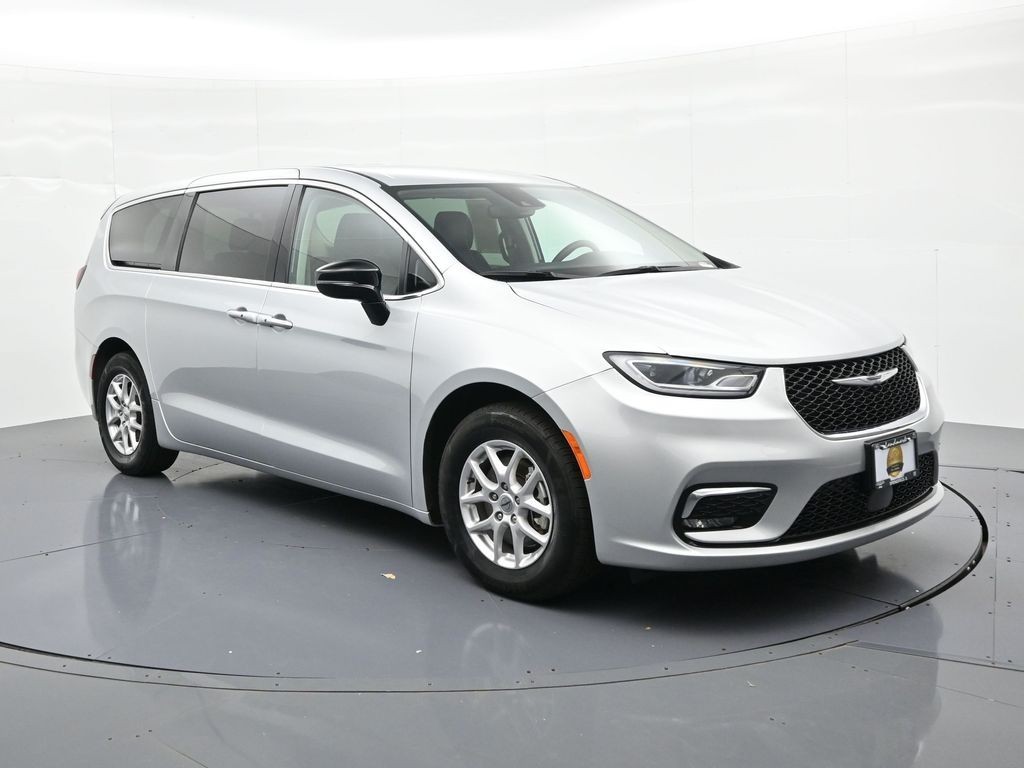 Chrysler Pacifica Vehicle Full-screen Gallery Image 4