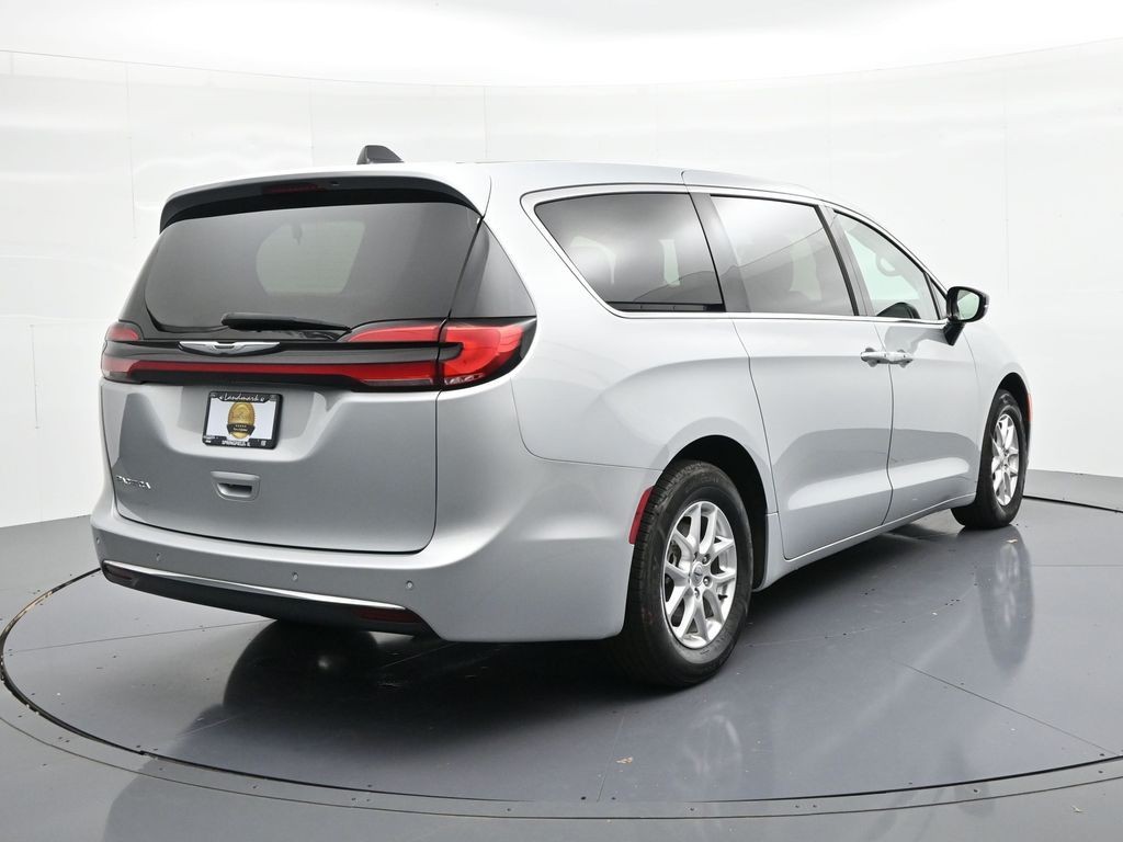 Chrysler Pacifica Vehicle Full-screen Gallery Image 6