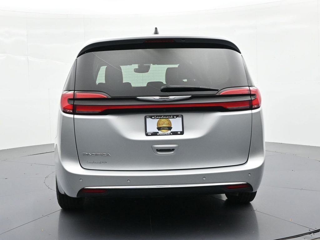 Chrysler Pacifica Vehicle Full-screen Gallery Image 7