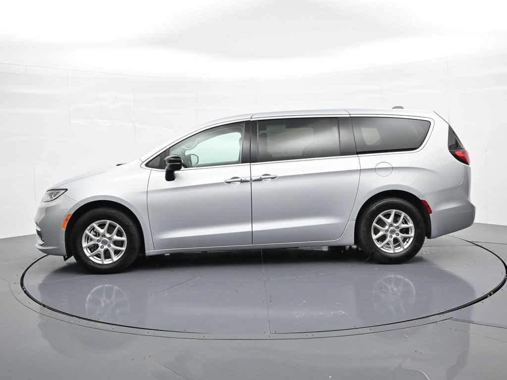 Chrysler Pacifica Vehicle Full-screen Gallery Image 9