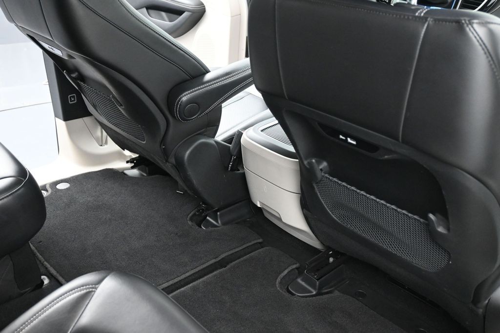 Chrysler Pacifica Vehicle Full-screen Gallery Image 10