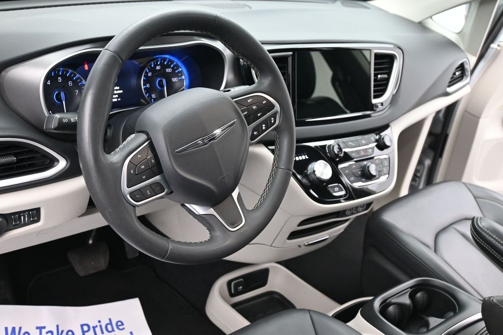 Chrysler Pacifica Vehicle Full-screen Gallery Image 15