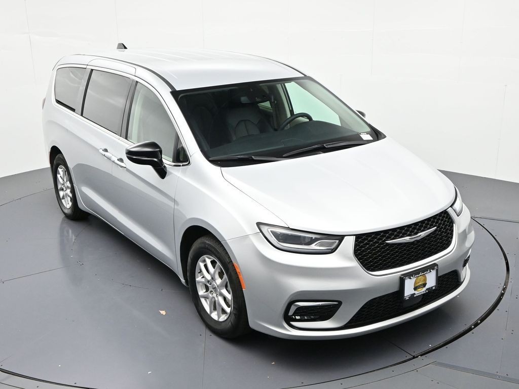 Chrysler Pacifica Vehicle Full-screen Gallery Image 16