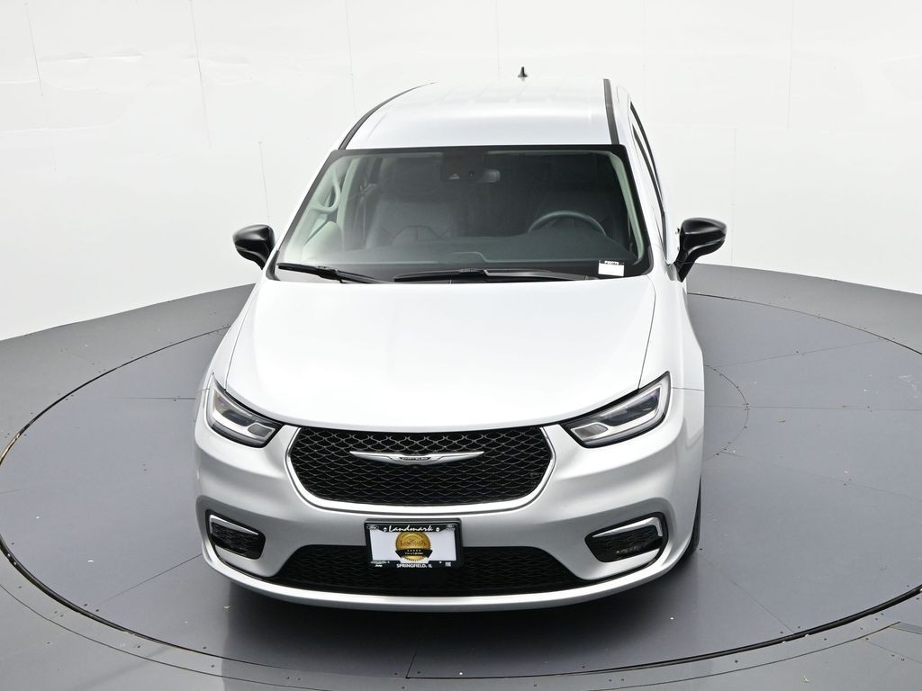 Chrysler Pacifica Vehicle Full-screen Gallery Image 17