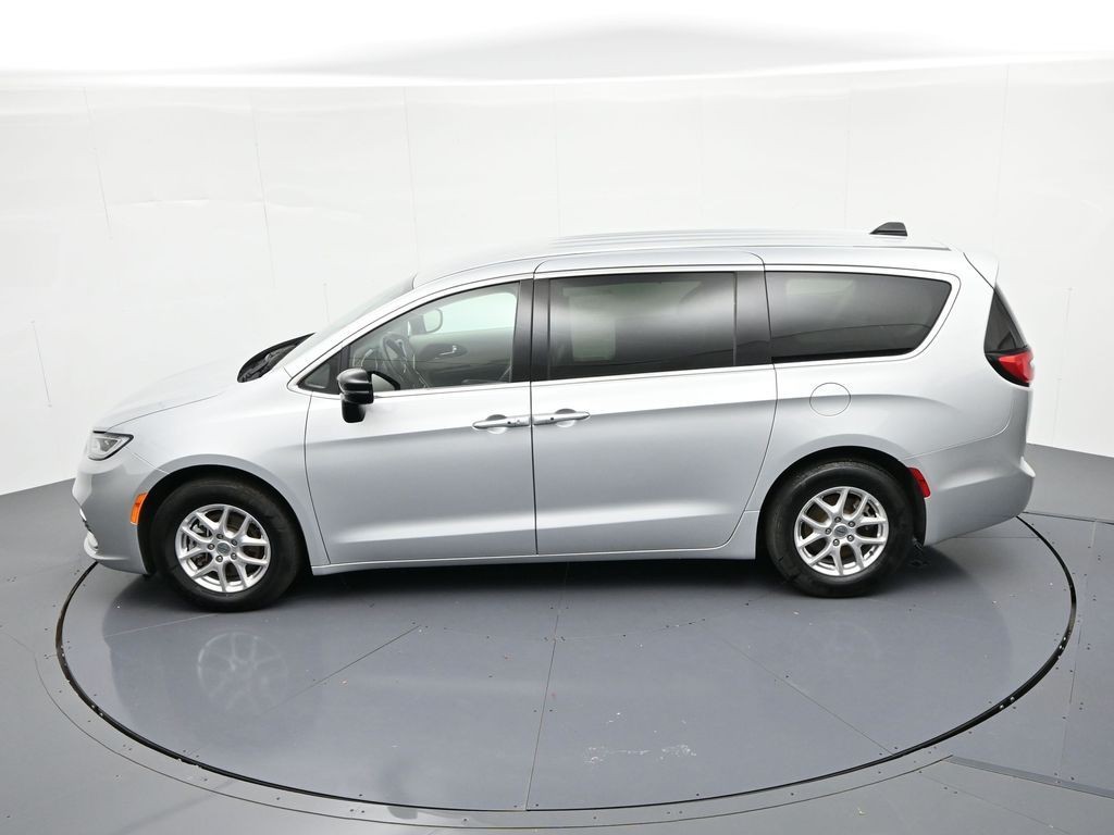 Chrysler Pacifica Vehicle Full-screen Gallery Image 19