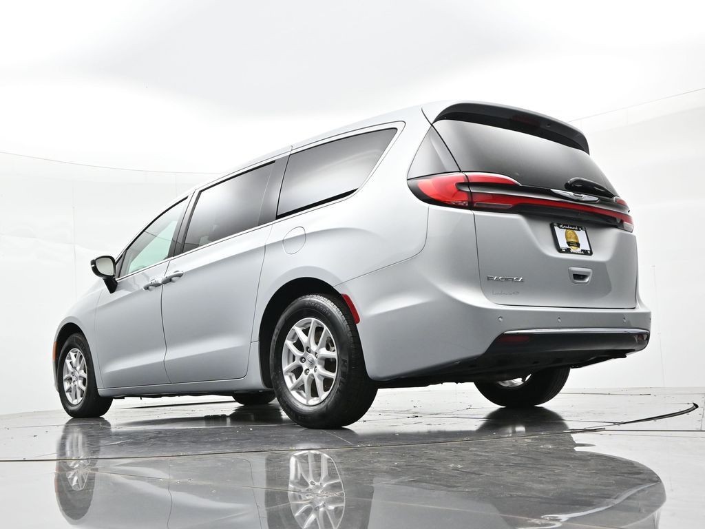 Chrysler Pacifica Vehicle Full-screen Gallery Image 20