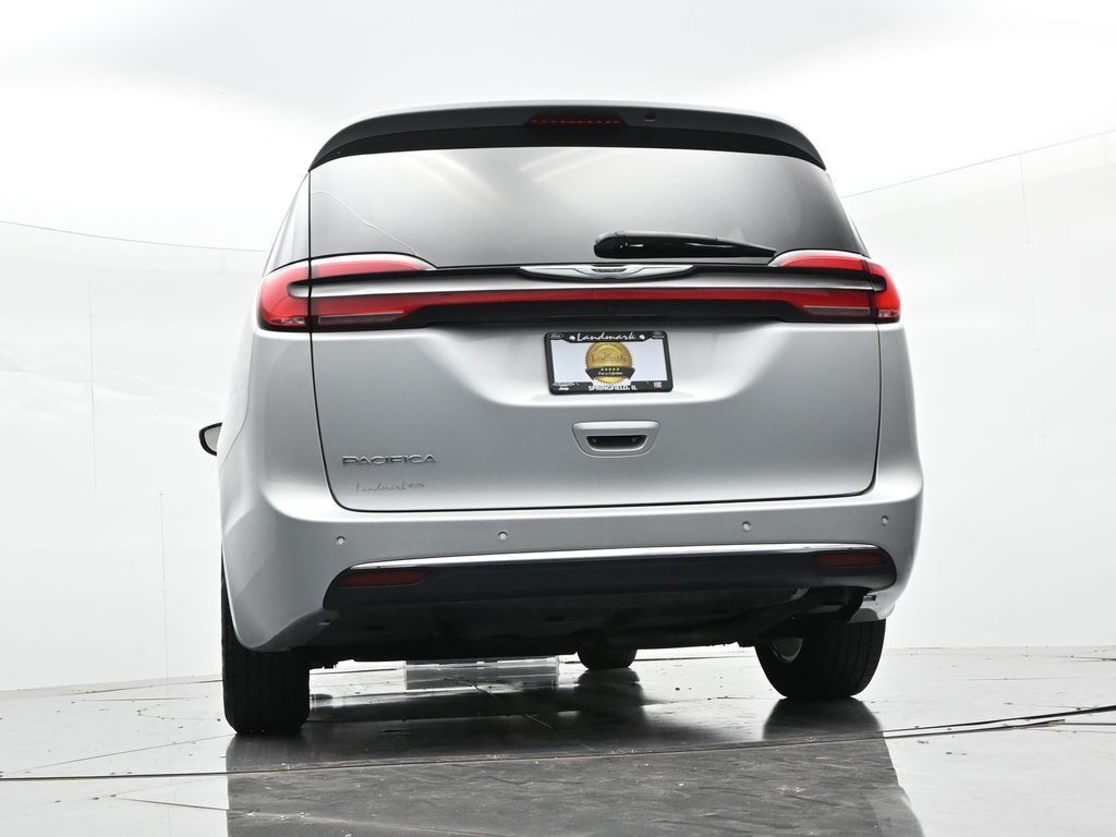 Chrysler Pacifica Vehicle Full-screen Gallery Image 21