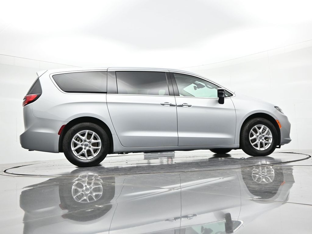 Chrysler Pacifica Vehicle Full-screen Gallery Image 23