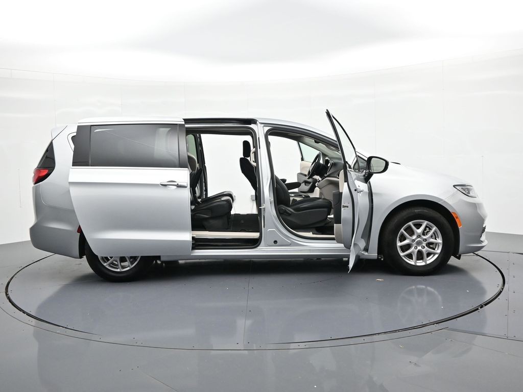 Chrysler Pacifica Vehicle Full-screen Gallery Image 24