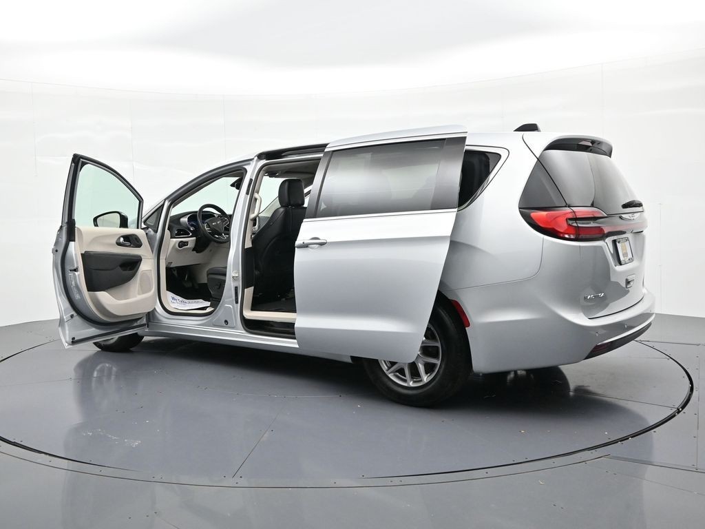 Chrysler Pacifica Vehicle Full-screen Gallery Image 25