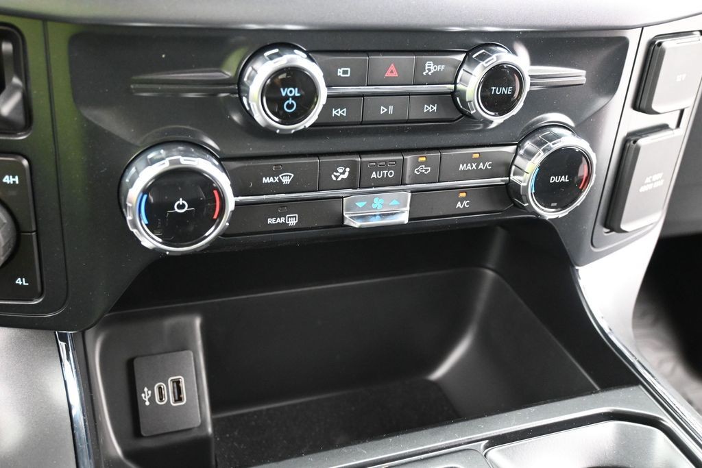 Ford F-150 Vehicle Full-screen Gallery Image 11