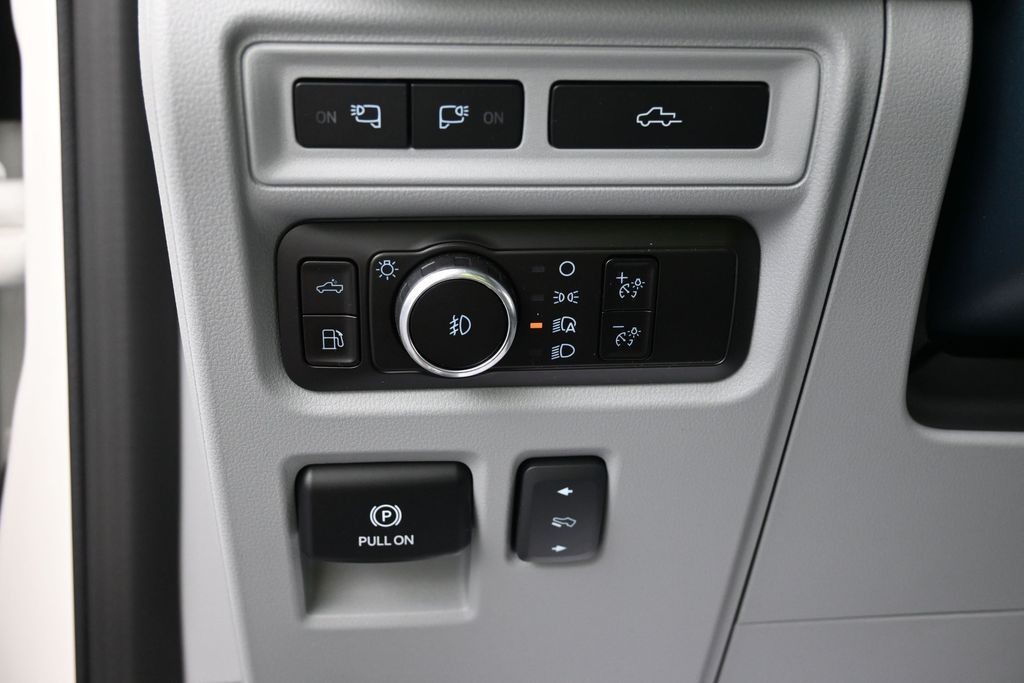 Ford F-150 Vehicle Full-screen Gallery Image 17