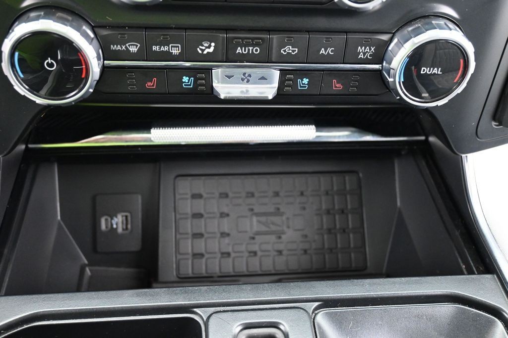 Ford F-150 Vehicle Full-screen Gallery Image 19