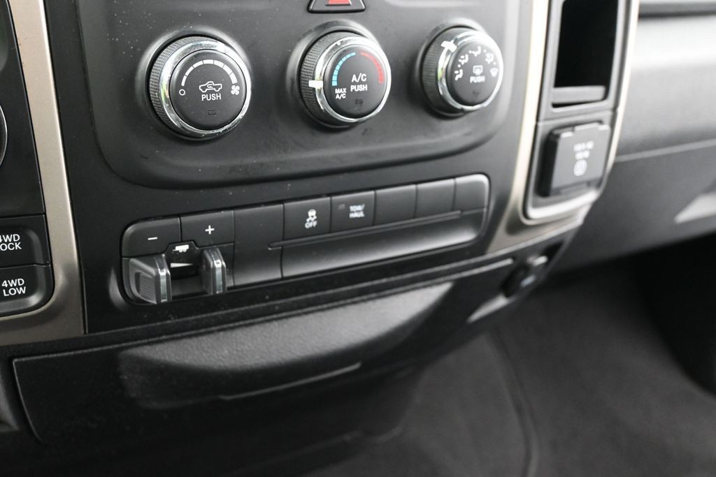 Ram 1500 Vehicle Full-screen Gallery Image 12