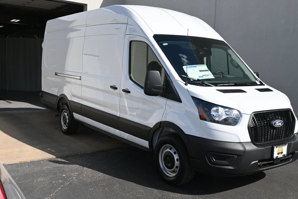 Ford Transit-350 Vehicle Full-screen Gallery Image 2