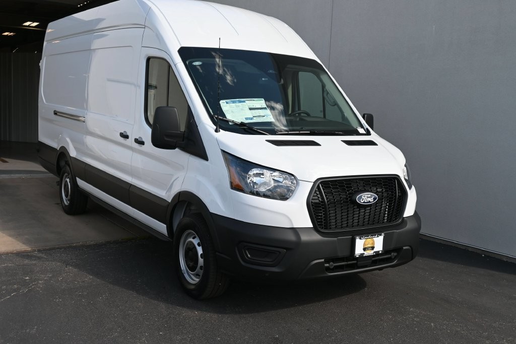 Ford Transit-350 Vehicle Full-screen Gallery Image 3