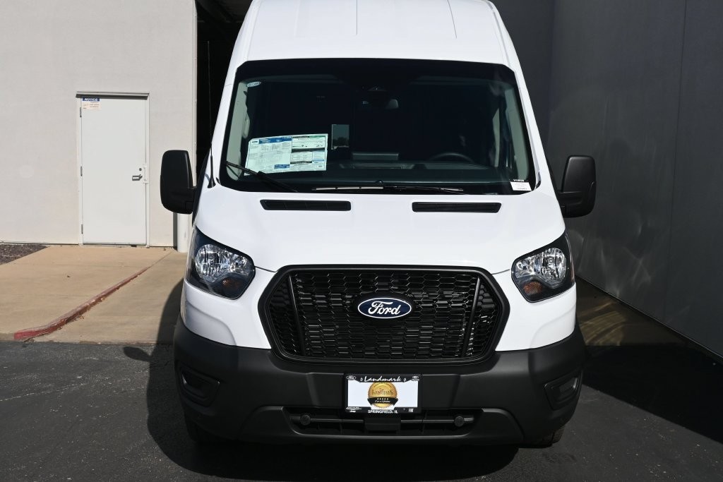 Ford Transit-350 Vehicle Full-screen Gallery Image 4