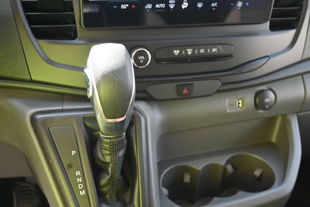 Ford Transit-350 Vehicle Full-screen Gallery Image 6