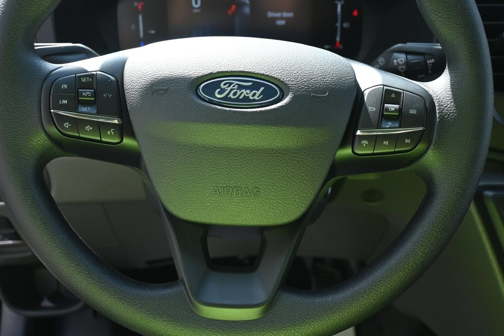 Ford Transit-350 Vehicle Full-screen Gallery Image 7