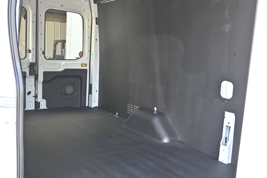Ford Transit-350 Vehicle Full-screen Gallery Image 8