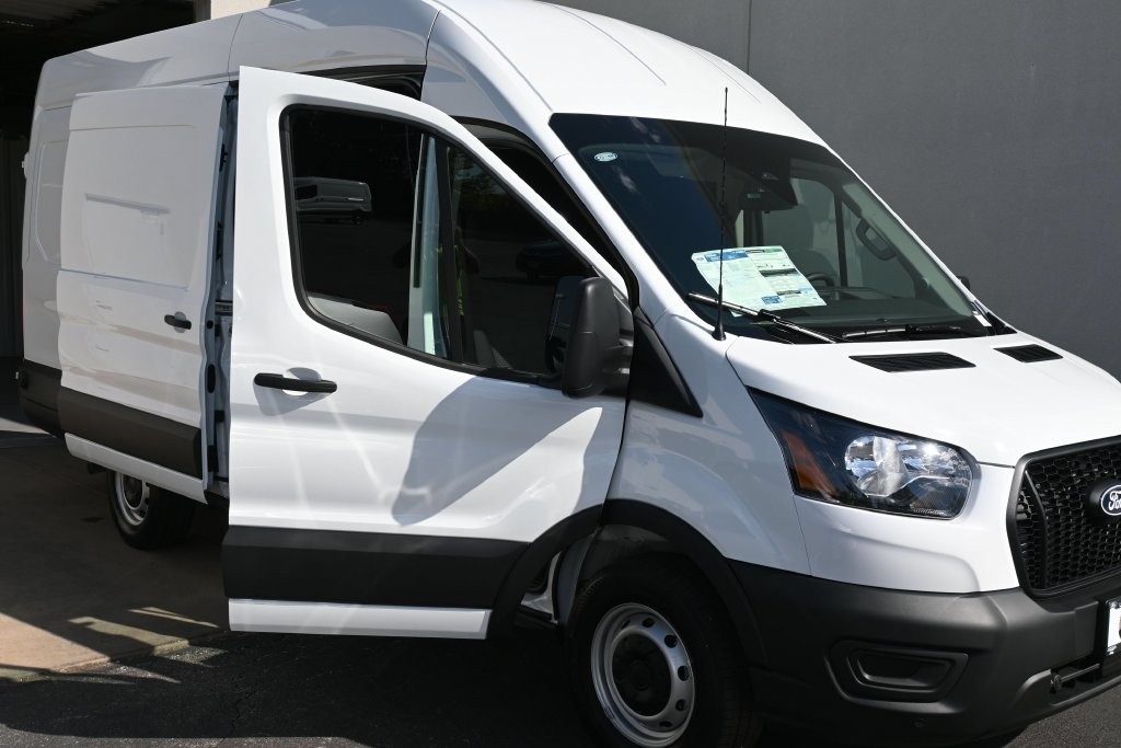 Ford Transit-350 Vehicle Full-screen Gallery Image 9