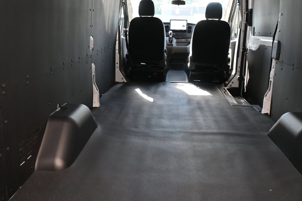 Ford Transit-350 Vehicle Full-screen Gallery Image 10